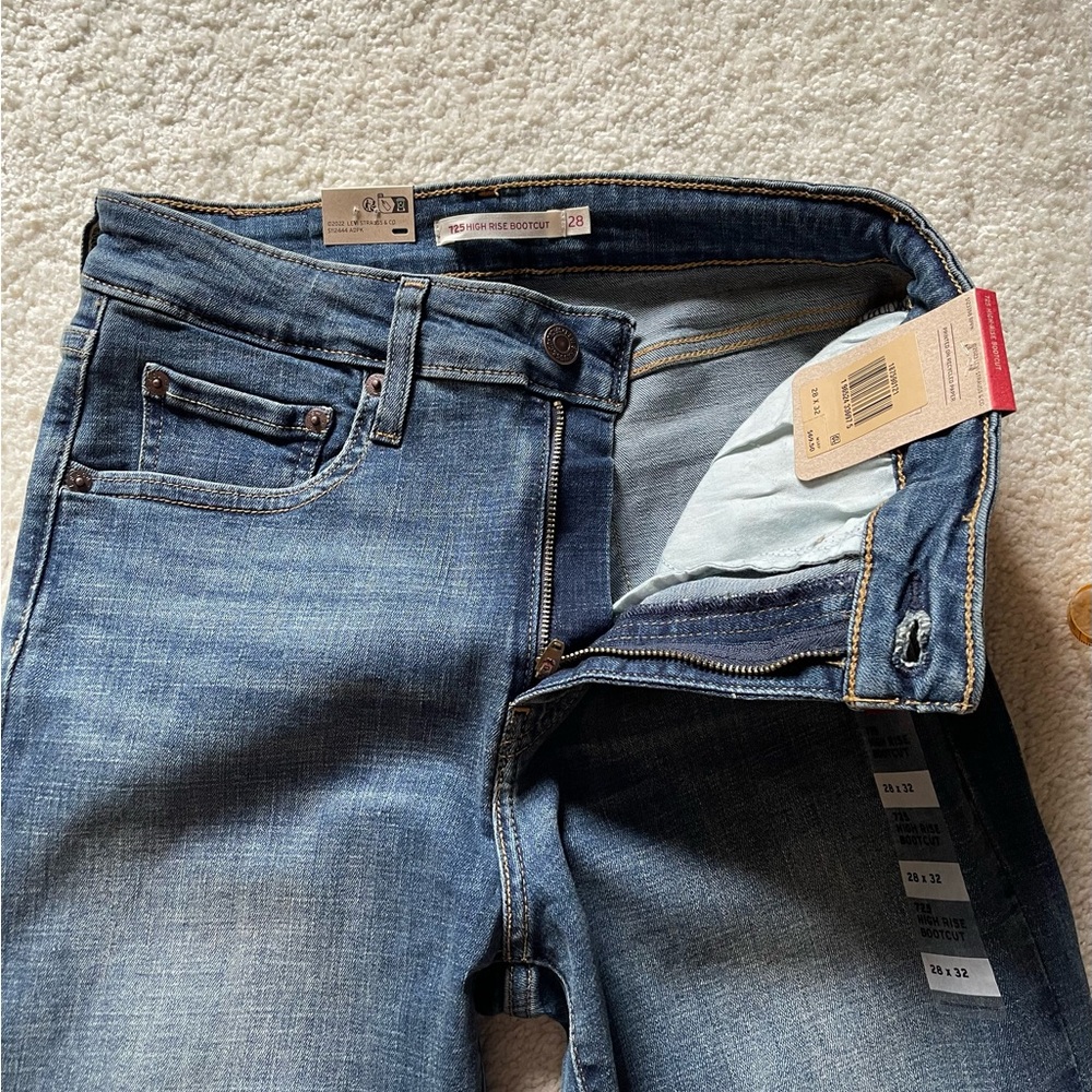 NWT Levi’s 725 High Rise Bootcut Women's Jeans Size 28/32 - Picture 3 of 12